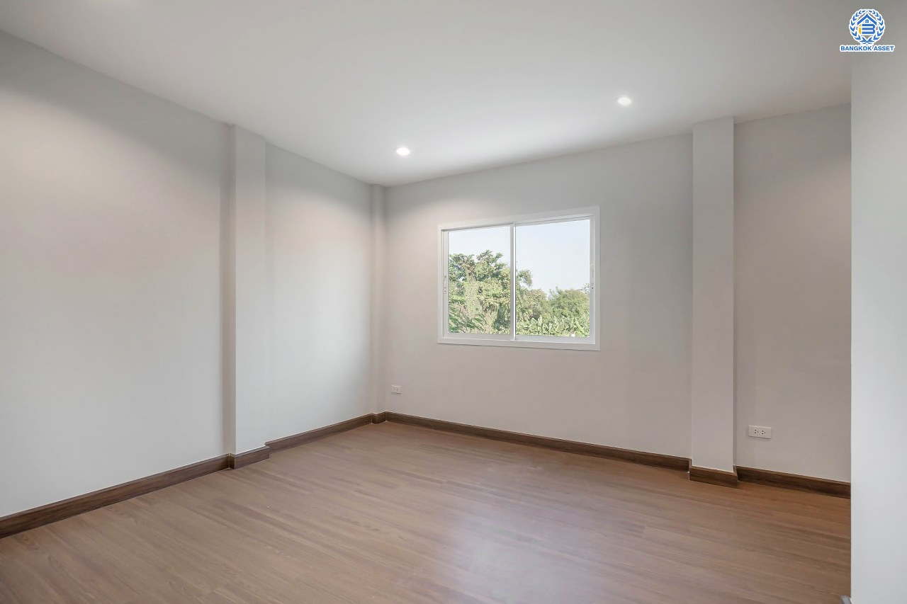 บ้านมือสองตกแต่งใหม่ โครงการ ซอยวัดกำแพง14/2 พิบูลย์สงคราม ทาวน์โฮม 3 ชั้นพร้อมอยู่ เนื้อที่ 19.9 ตร.ว. ฟังก์ชัน 4 ห้องนอน 3 ห้องน้ำ จอดรถได้ 1 คัน บนสุดยอดทำเล! เชื่อมถนนพิบูลย์สงคราม, วงศ์สว่าง, นครอินทร์ และติวานนท์ ใกล้จุดขึ้นทางด่วนศรีรัช-วงแหวนรอบนอก และรถไฟฟ้า "สถานีแยกติวานนท์"